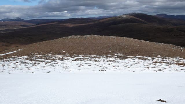 Carn Loch nan Amhaichean